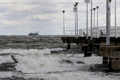 Gdansk Brzezno. Sztorm atakuje molo. 13.10.2009 fot....