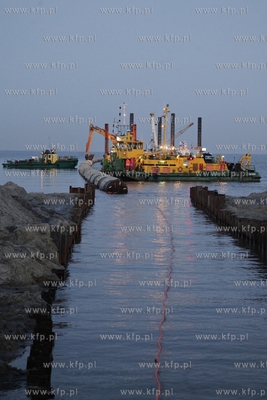 Sopot. Zatapianie 400 metrowej rury, ktora posluzy...