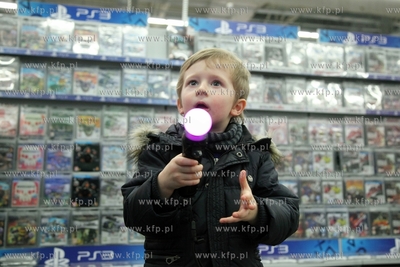 Stoisko z grami PS3 i XBOX w sklepie Media Markt w...