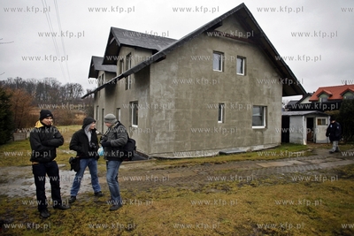 Pierwsze wyburzenia budynkow na trasie Pomorskiej Kolei...