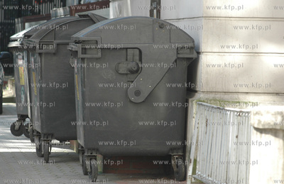 Smietniki przy budynku jednego z bankow i prokuratury...