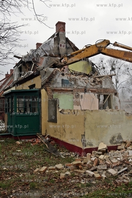 Wyburzanie domow przy ul.Uczniowskiej 23 i 27 w Gdansku...