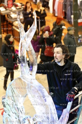 Galeria Przymorze. Pokaz rzeźbienia w lodzie połączony...