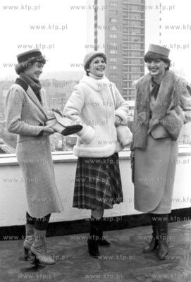 Modelki prezentuja plaszcze i kurtki na dachu domu...