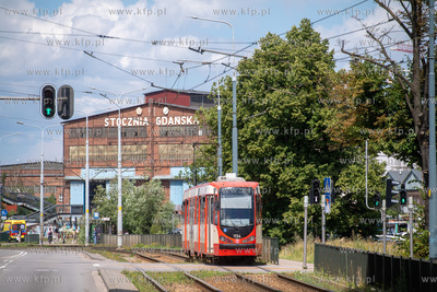 Tramwaj DUWAG N8C na Jana Skolna w Gdańsku. W oddali...