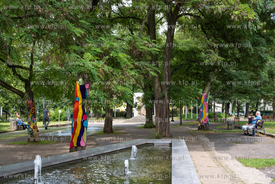 Gdańsk, Strzyża. Plac Gen. Maczka. Nz. Drzewa ozdobione...