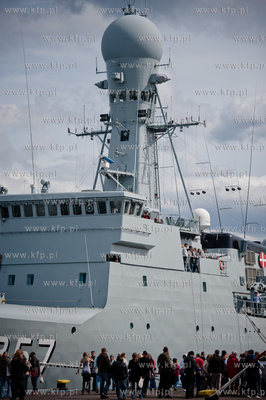 Port w Gdyni. Tlum ludzi oglada i zwiedza zacumowane...