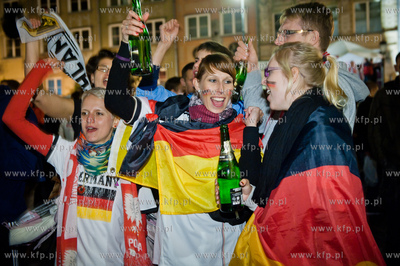 Gdansk. Dlugi Targ. Kibice niemieccy, greccy i polscy...