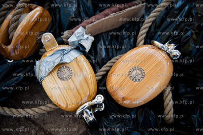 Gdansk. Stocznia Remontowa. Operacja stawiania pierwszego...