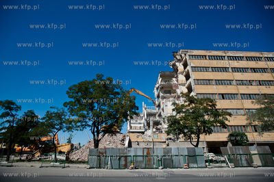 Gdynia. Wyburzanie jednego z budynkuw Dalmoru przy...