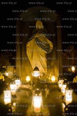 Gdansk. Cmentarz komunalny Sw. Franciszka. Swieto Zmarlych....