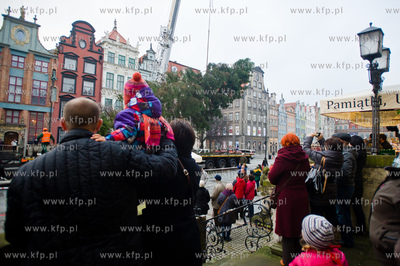 Gdansk. Dlugi Targ. Operacja stawiania swiontecznej...