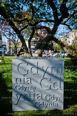 Gdynia. Skwer Stefana Zeromskiego. Majowka z InfoBoxem....