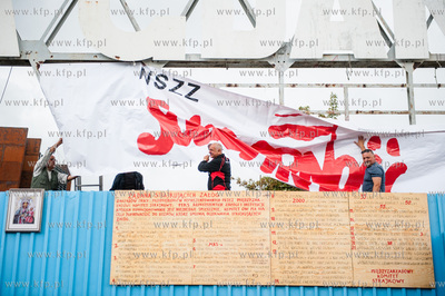 Gdansk. Zwiazkowcy wieszaja tranparent NSZZ Solidarnosc...