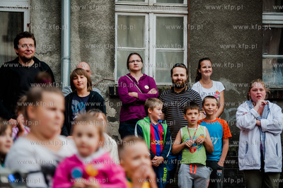 Gdansk. Podworko ulic Robotniczej i Jana z Kolna. Sasiedzi...