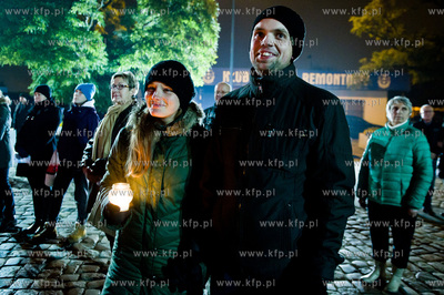 Gdansk. Plac Solidarnosci. Swieto Zmarlych. Litania...