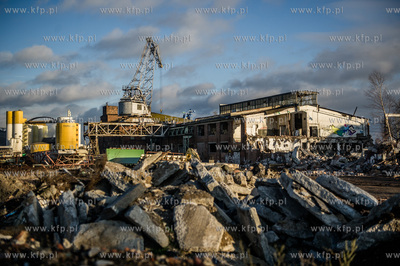 Gdansk. Tereny bylej Stoczni Gdansk. Wyburzenie budynku...