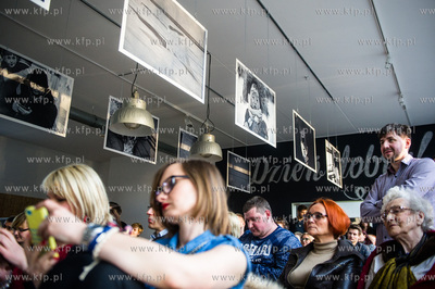 Gdansk. Galeria O Tu. Wernisaz wystawy zdjec pt. Sybera...