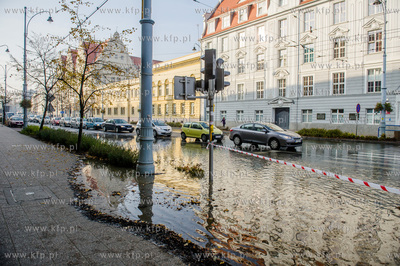 Gdansk. Awaria sieci wodociagowej na skrzyzowaniu ulic...