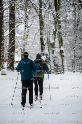Sniezny zimowy dzien nad jeziorem Otominskim.
21.01.2016
fot....
