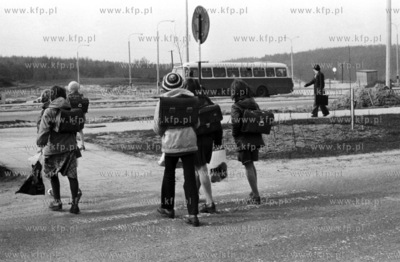 Dzieci ida do autobusu marki jelcz popularnego ogorka...