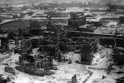 Panorama Gdańska. Widok na, z prawej strony ulicę...