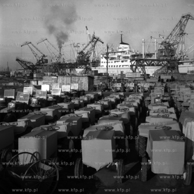 Stojące na parkingu ciągniki czekają na załadunek...