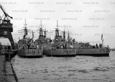 Okręty Marynarki Wojennej stoją przycumowane do nabrzeża...