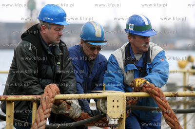 Gdynia. Wodowanie m/s Ariana w suchym doku Stoczni...