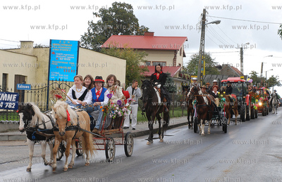 Kosakowo. Dozynki gminne. Nz. Przemarsz dozynkowego...