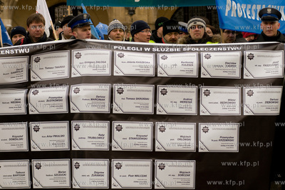 Krakow. Protest sluzb mundurowych przeciwko projektowi...