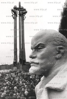 Wywiezienie posagu Lenina ze Stoczni Gdanskiej im Lenina....