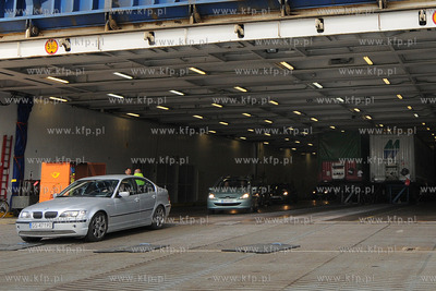 Gdynia. Do nabrzeza w Baltyckim Terminalu Kontenerowym...