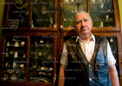 Brodnica Gorna. Pan Rudolf Krecki tworzy rozne przedmioty...