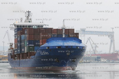 Niedzielny ruch statkow w gdynskim porcie. Nz. Wychodzacy...