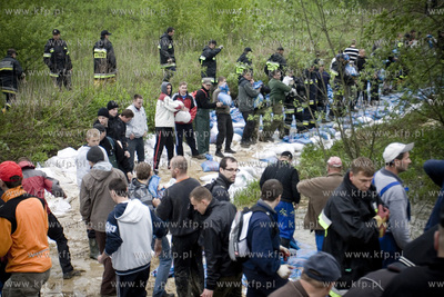 Tyniec. Umacnianie przeciekajacych walow przeciwpowodziowych...
