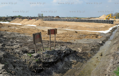Budowa autostrady A1 na odcinku Torun - Strykow. 25.04.2011...