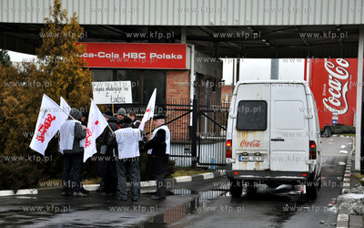 Protest pracownikow gdynskiej fabryki Coca-Coli. Pikieta...