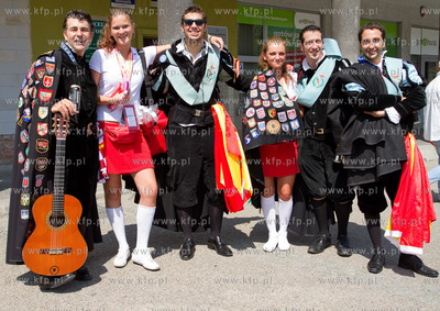 Gdansk. Ulica Dluga. Hiszpanscy kibice na ulicach starego...