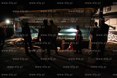 Ulewa podmyla chodnik przed dworcem skm na Zabiance,...