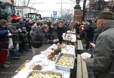 Szczecin. Wigilia rolnikow protestujacch przed siedziba...