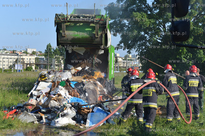 Pozar smieciarki Sanipor na ulicy Slaskiej w Gdyni....