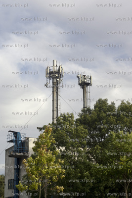 Anteny telefonii komorkowej umieszczone na kominach...