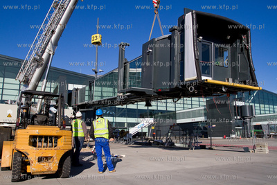 Instalacja rekawow przy terminalu pasazerskim T2 na...