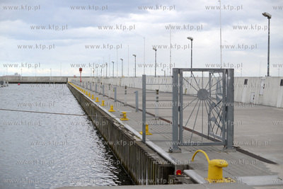 Opustoszala w czasie epidemii Marina Gdynia - basen...