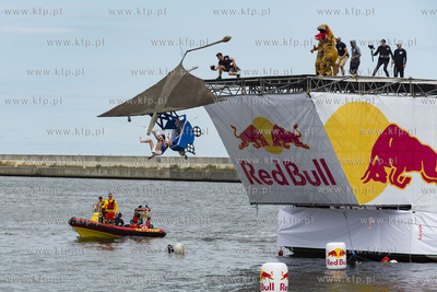 Red Bull Konkurs Lotów w Gdyni. Nz. Bubu Dinozaura...