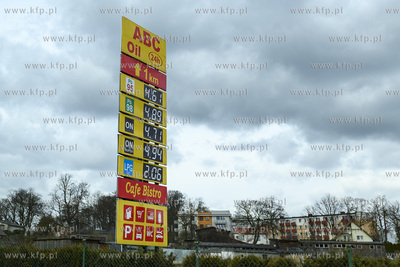 Znak z cenami stacji benzynowej ABC Oil na trasie z...