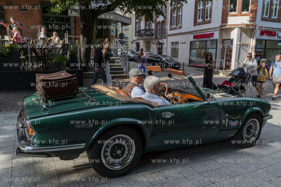 Sopot. Parada ulicą Bohaterów Monte Cassino do muszli...
