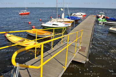 Swarzewo nad Zatoka Pucka. Male molo z zacumowanymi...