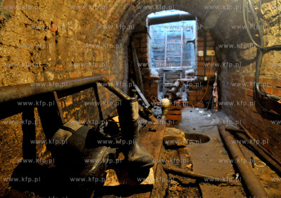 Gdansk. Demontaz figury Neptuna z fontanny na Dlugim...